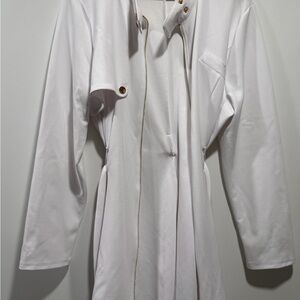 Zipper in the middle
Pockets on both sizes